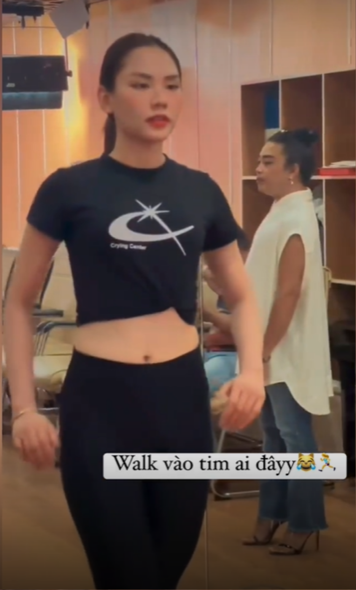 Bận rộn training thi Miss World, Hoa hậu Mai Phương không quên 'thả thính': Walk vào tim ai đây? Ảnh 2