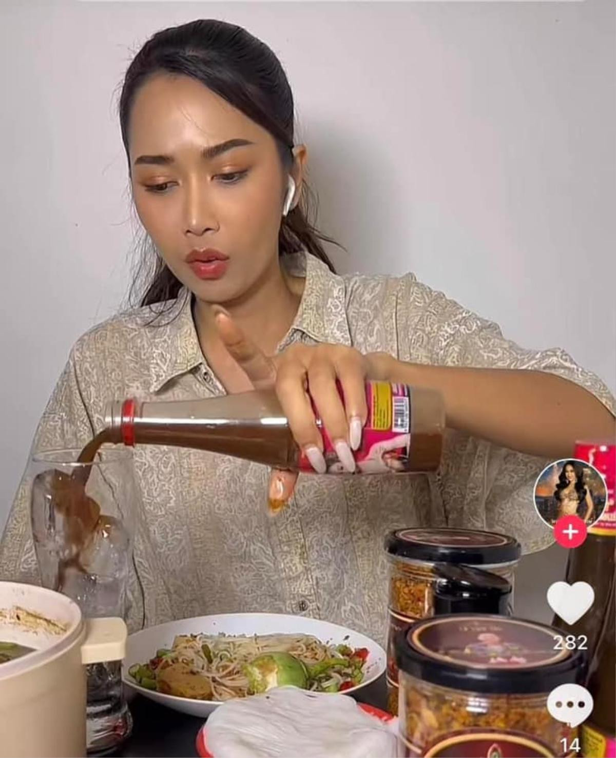 Lấy lòng ông Nawat, thí sinh Miss Grand làm đủ trò khi livestream: Vẽ mặt hề, uống nước mắm Ảnh 5