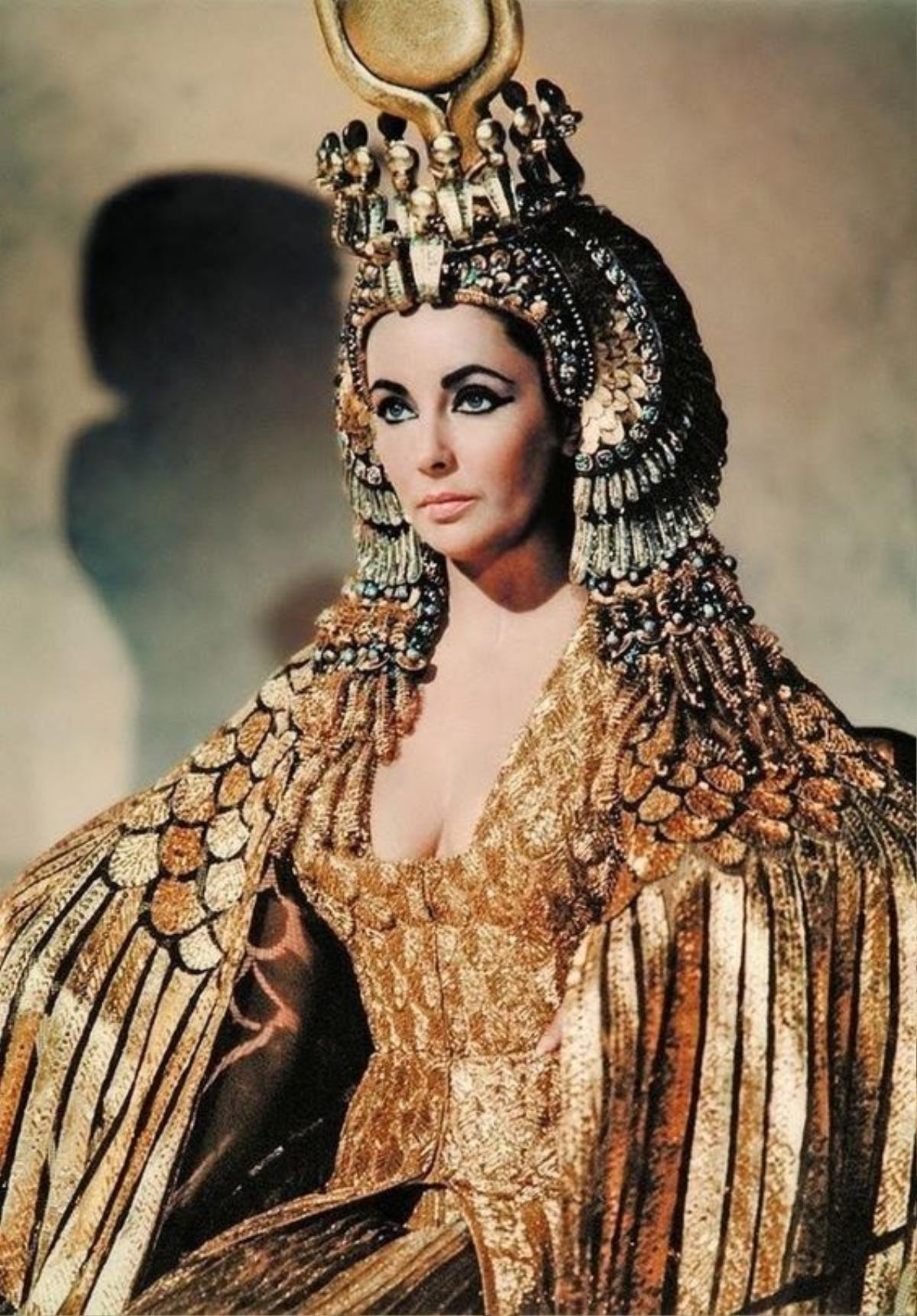 Thời trang điện ảnh: Chiếc váy 'Cleopatra' làm từ vàng 24 karat tái hiện loài chim bất tử Ảnh 2