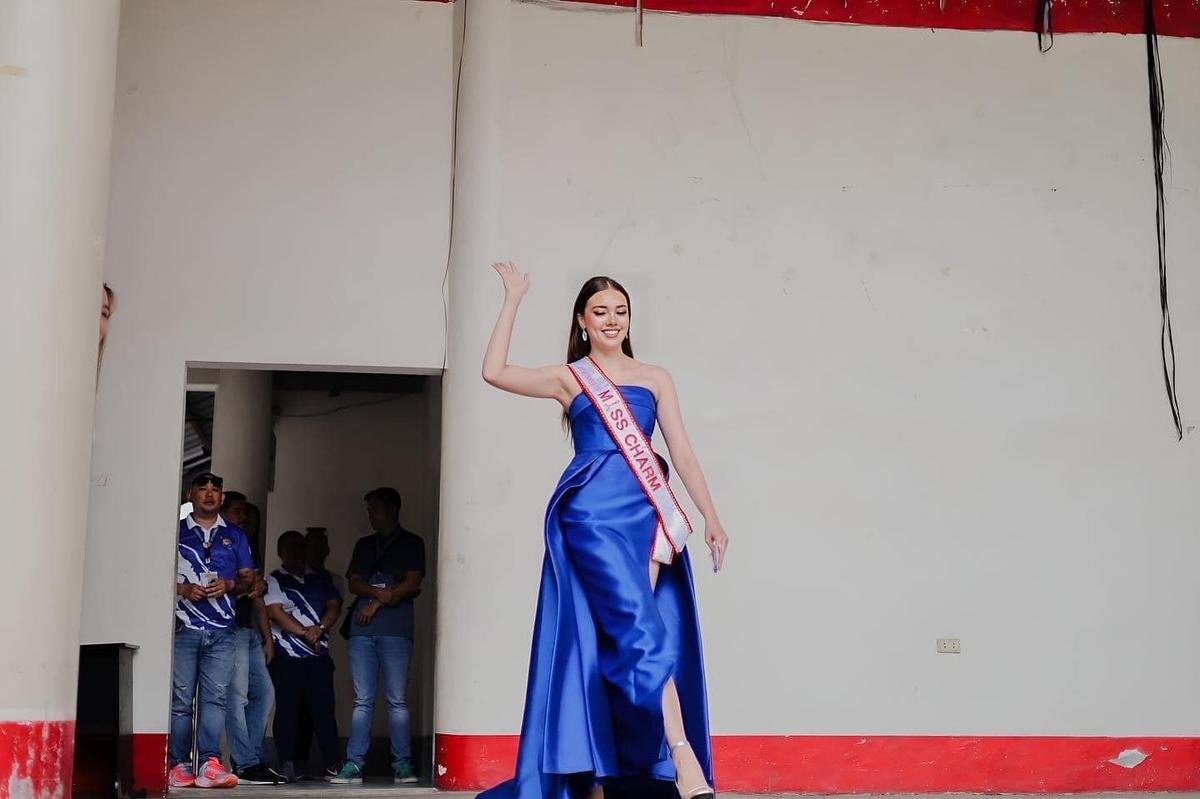 Á hậu 1 Miss Charm 2023 khi trở về Philippines: Khán giả phủ kín cả một sân bóng Ảnh 1