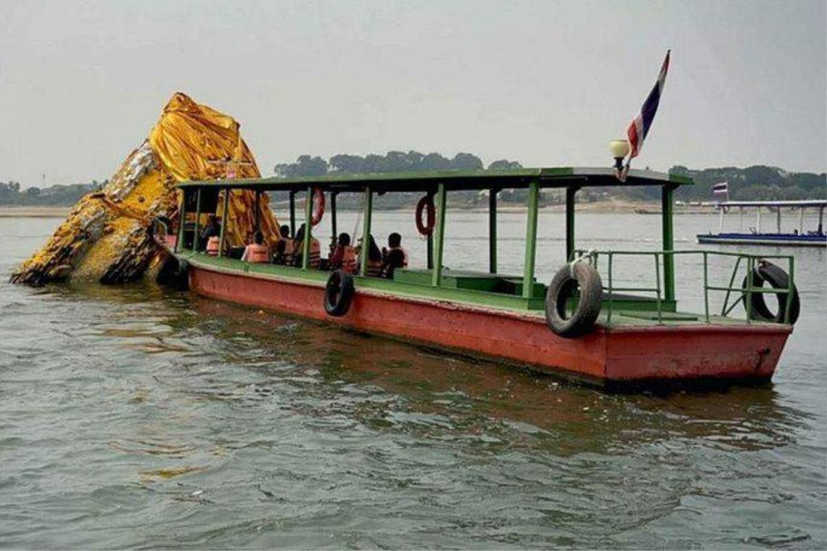 Nước sông Mê Kông xuống thấp 'bất ngờ' làm bảo tháp 700 năm tuổi lộ ra giữa dòng Ảnh 2