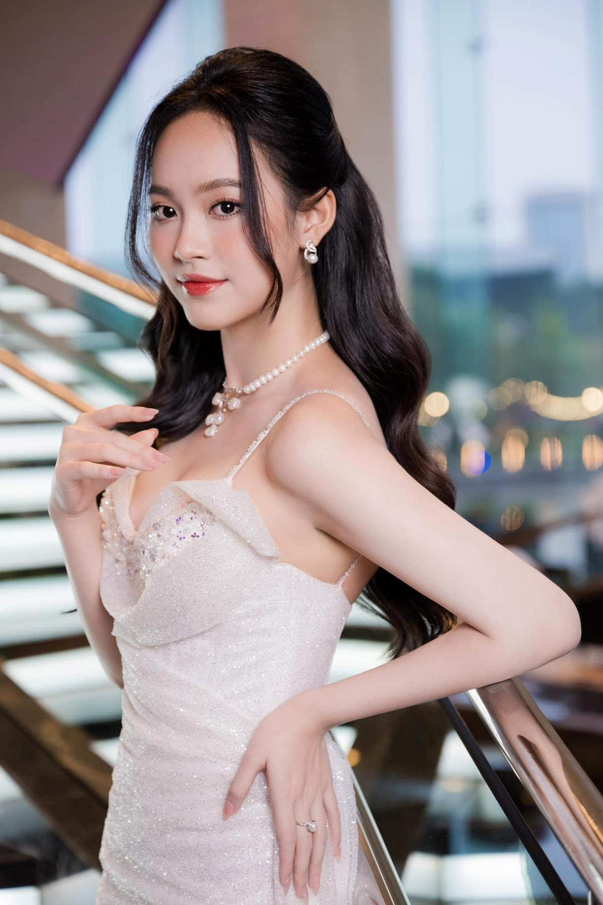 Xoài Non đọ sắc cùng Trịnh Thùy Linh: Nhan sắc của hotgirl có 'vượt mặt' được Á hậu Chánh cung? Ảnh 1