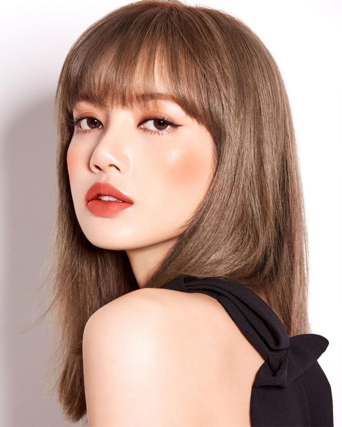 Bị 'tóm gọn' khoảnh khắc còn 'ngái ngủ', Lisa (BLACKPINK) gây chú ý bởi mặt mộc không son phấn Ảnh 3