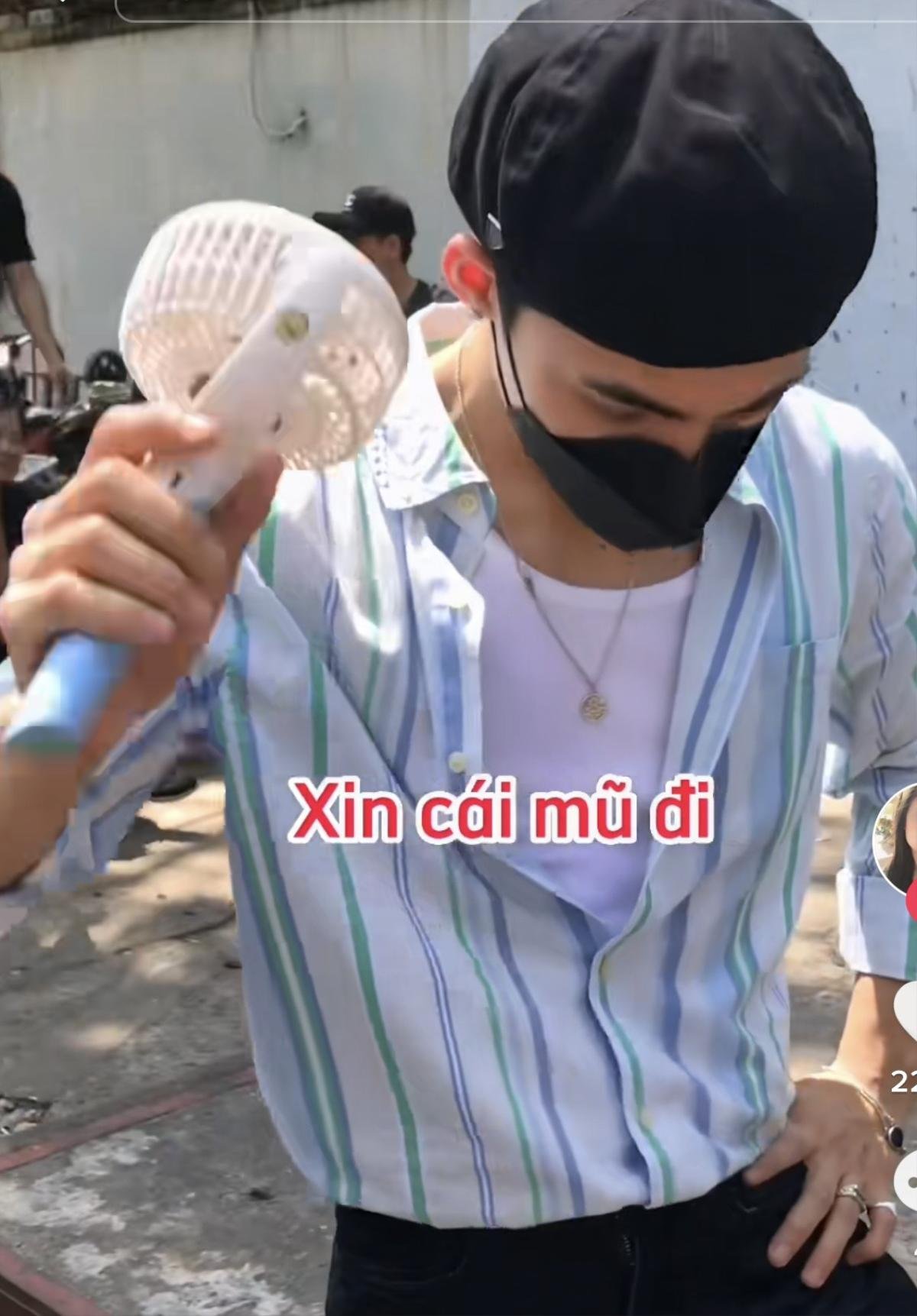 Được fan ngỏ ý muốn xin 'sạch sành sanh' đồ trên người, MONO có phản ứng ra sao? Ảnh 2