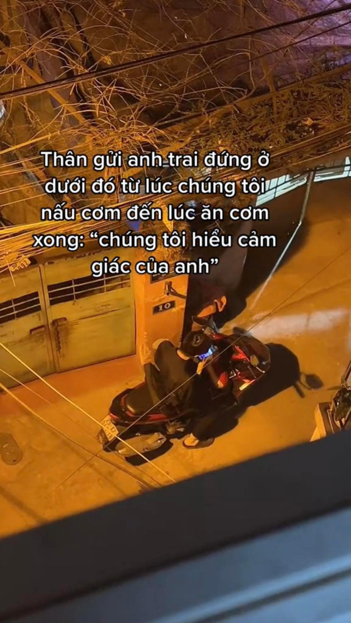 Chàng trai đợi người yêu từ lúc hàng xóm nấu cơm đến khi ăn xong vẫn ở đấy nhận 'cơn mưa' đồng cảm Ảnh 1