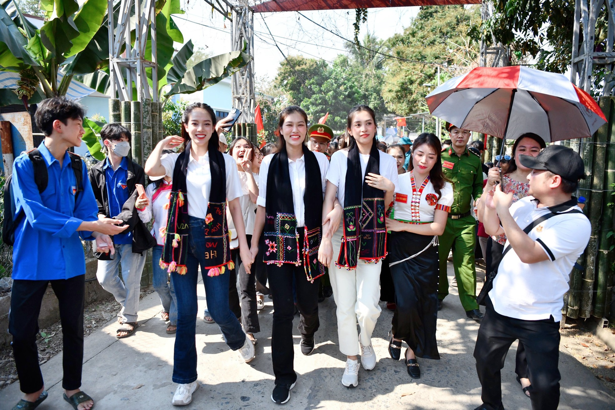 Khi hai hoa hậu 'tỉ lệ vàng' đọ sắc: Thanh Thuỷ 'sửa mũi' vẫn lép vế trước Tiểu Vy? Ảnh 3