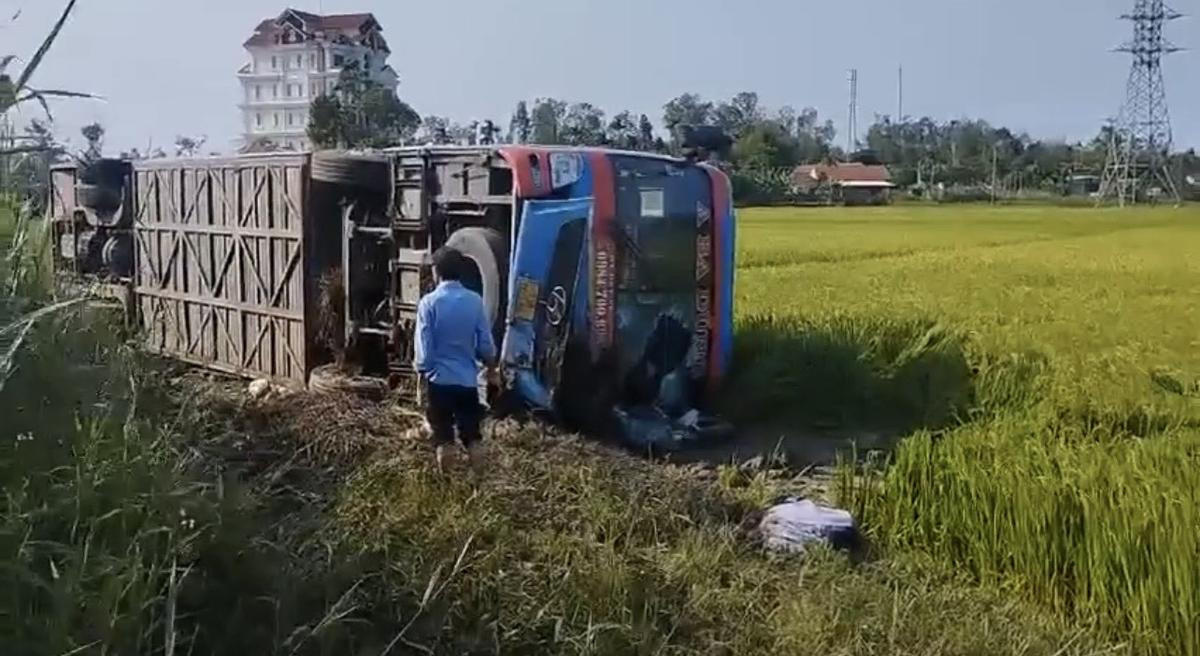 Tránh người đàn ông băng qua đường, xe khách bị lật xuống ruộng khiến tài xế tử vong thương tâm Ảnh 1