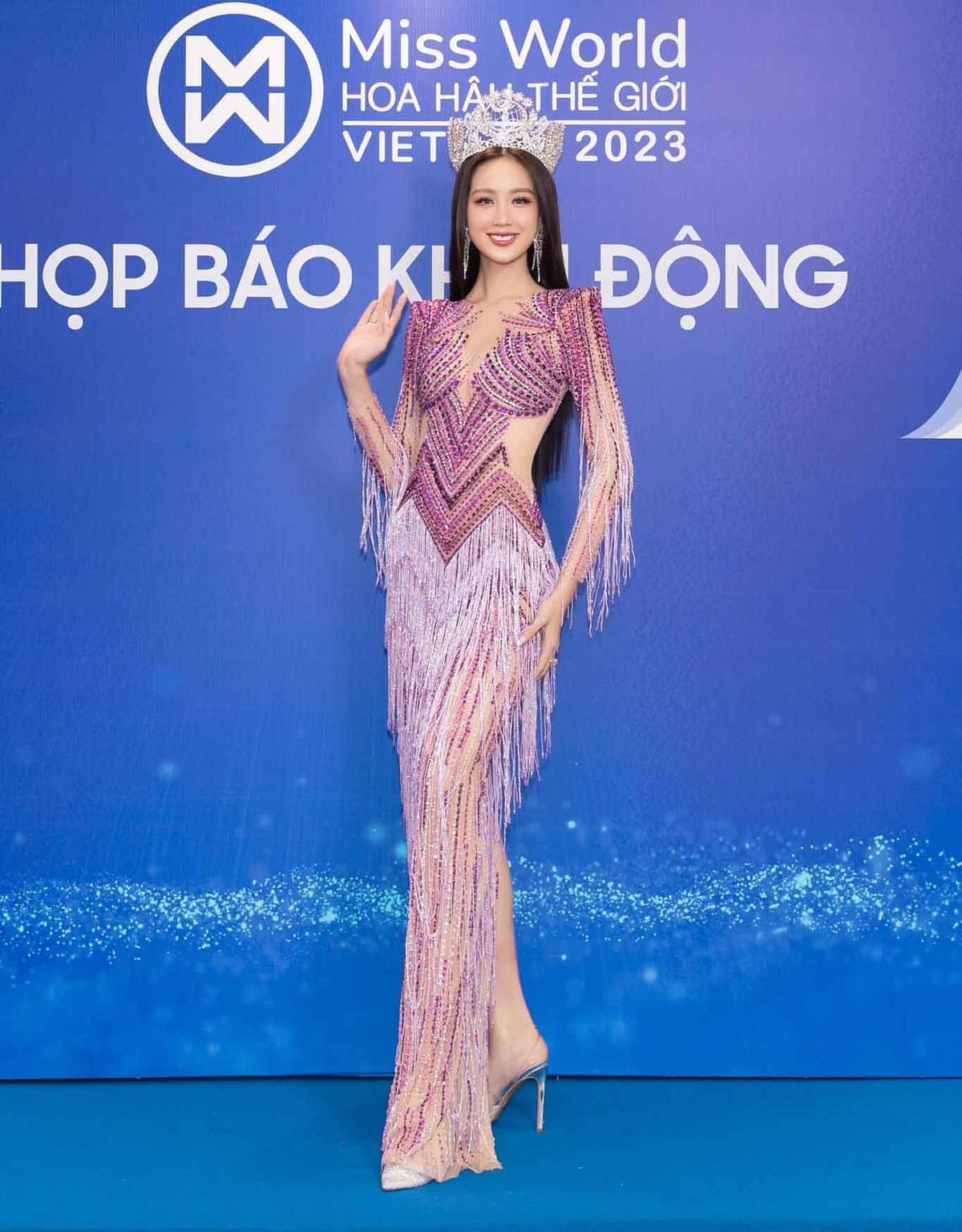 Thời trang thảm đỏ của Top 3 Miss World Vietnam 2022: Phương Nhi trung thành với style 'kẹo ngọt' Ảnh 2