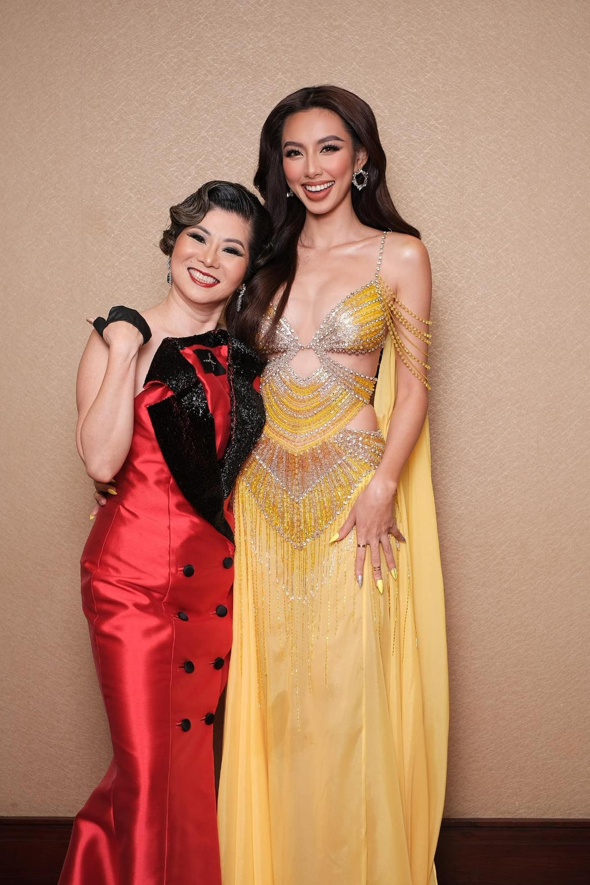 Miss Grand 2022 sang Việt Nam cùng bà Teresa: Thùy Tiên sắp được mẹ nuôi làm phó nháy cho rồi Ảnh 4