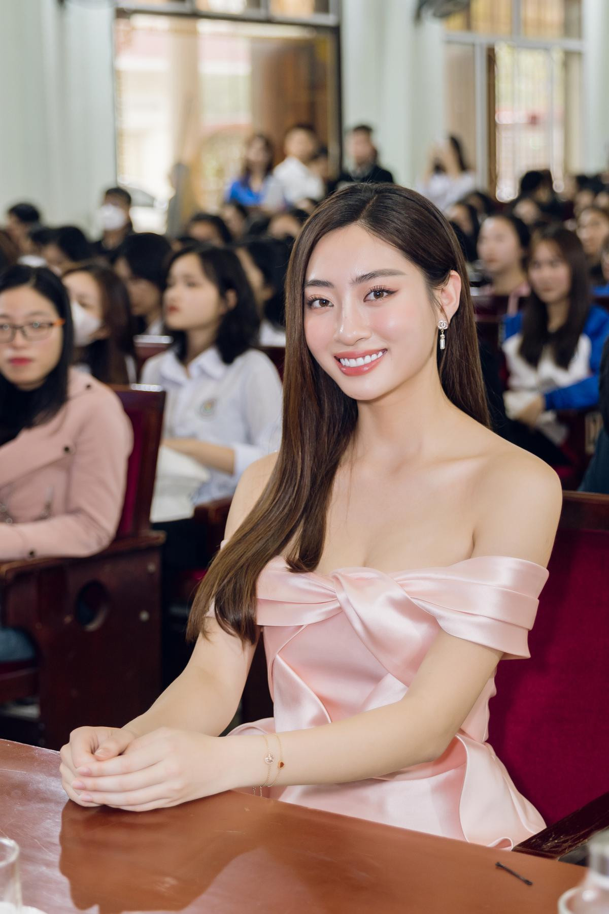 Lương Thuỳ Linh, Đỗ Hà so tài catwalk, netizen chỉ chăm chú vào hai đôi chân: Nhìn phát mê liền Ảnh 4