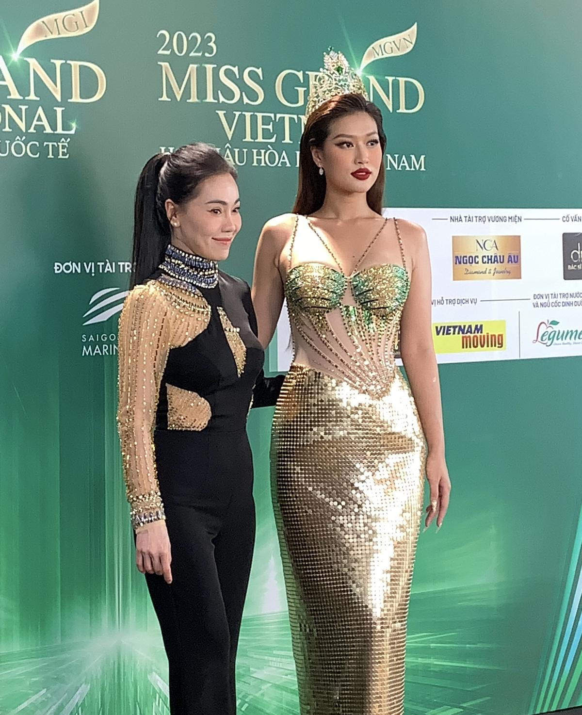 Thảm đỏ Miss Grand VN: Bảo Ngọc 'lấn át' chiều cao khi đứng cùng Hoa hậu đẹp nhất thế giới Ảnh 2