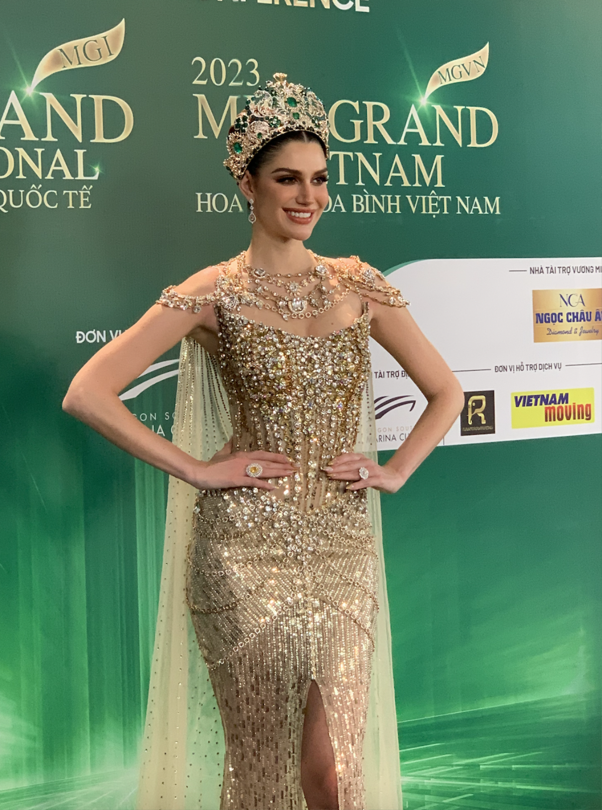 Thảm đỏ Miss Grand VN: Bảo Ngọc 'lấn át' chiều cao khi đứng cùng Hoa hậu đẹp nhất thế giới Ảnh 1