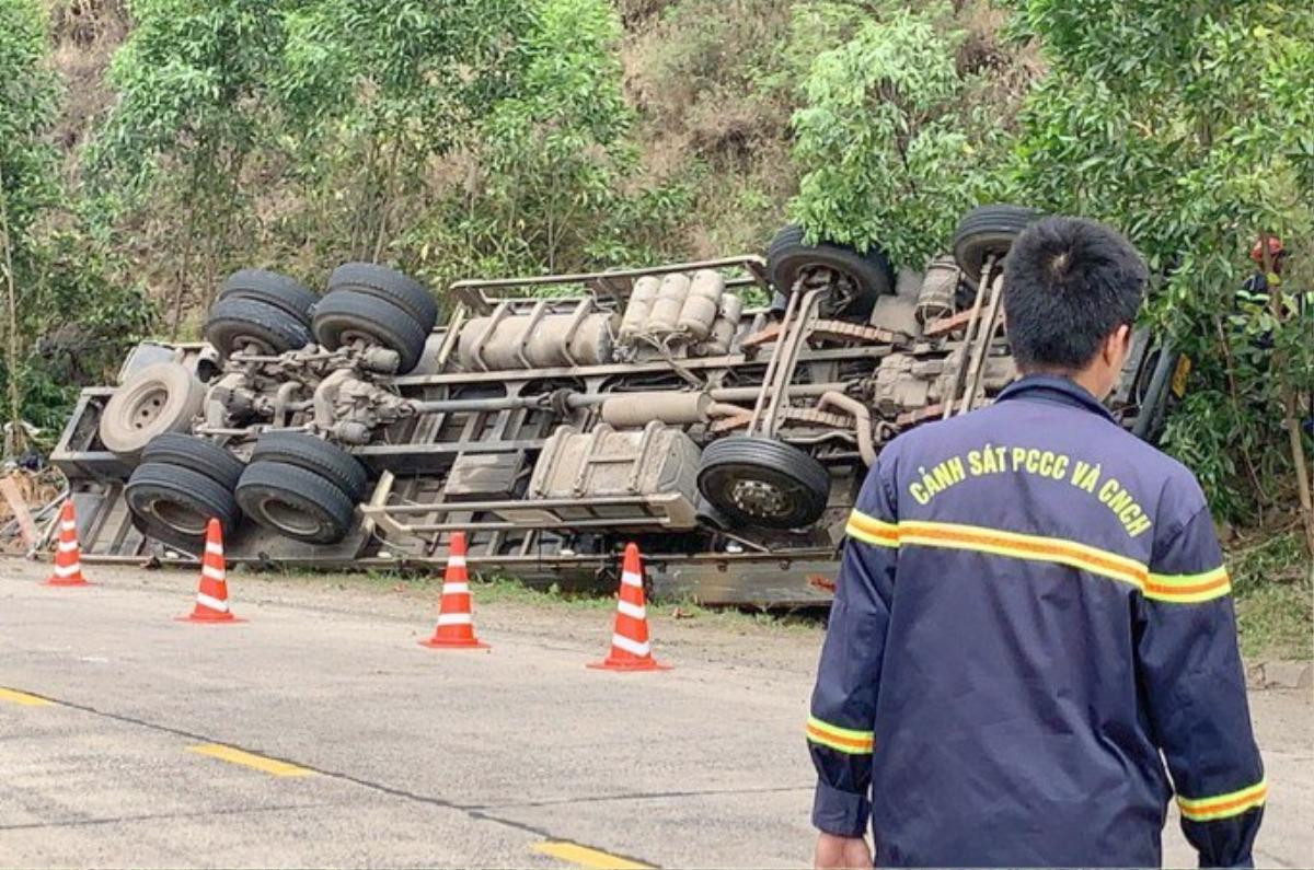 4 người tử vong thương tâm sau vụ xe tải chở dưa lật vào vách núi, hiện trường đau lòng gây ám ảnh Ảnh 1