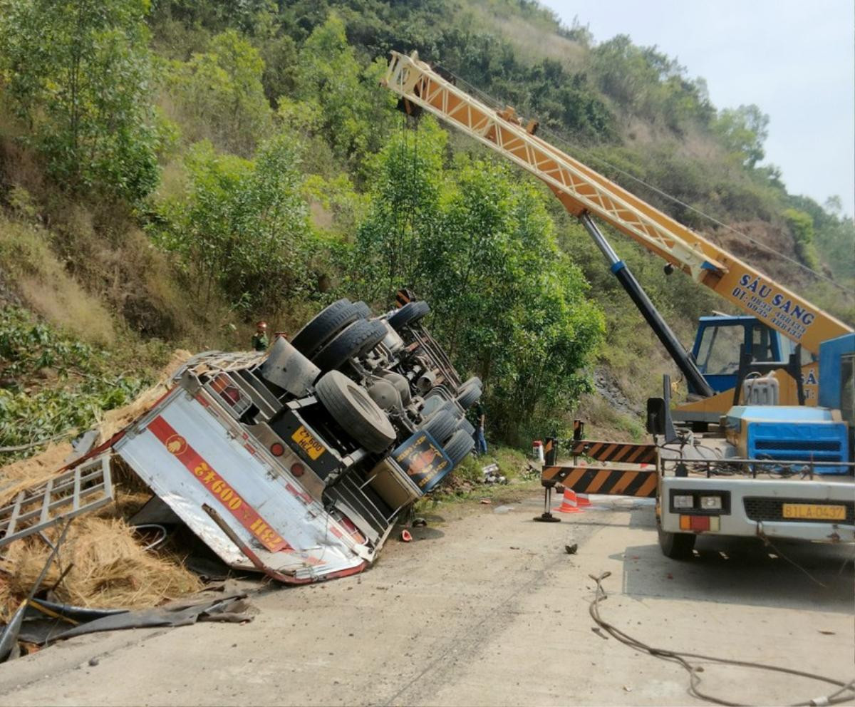 4 người tử vong thương tâm sau vụ xe tải chở dưa lật vào vách núi, hiện trường đau lòng gây ám ảnh Ảnh 3