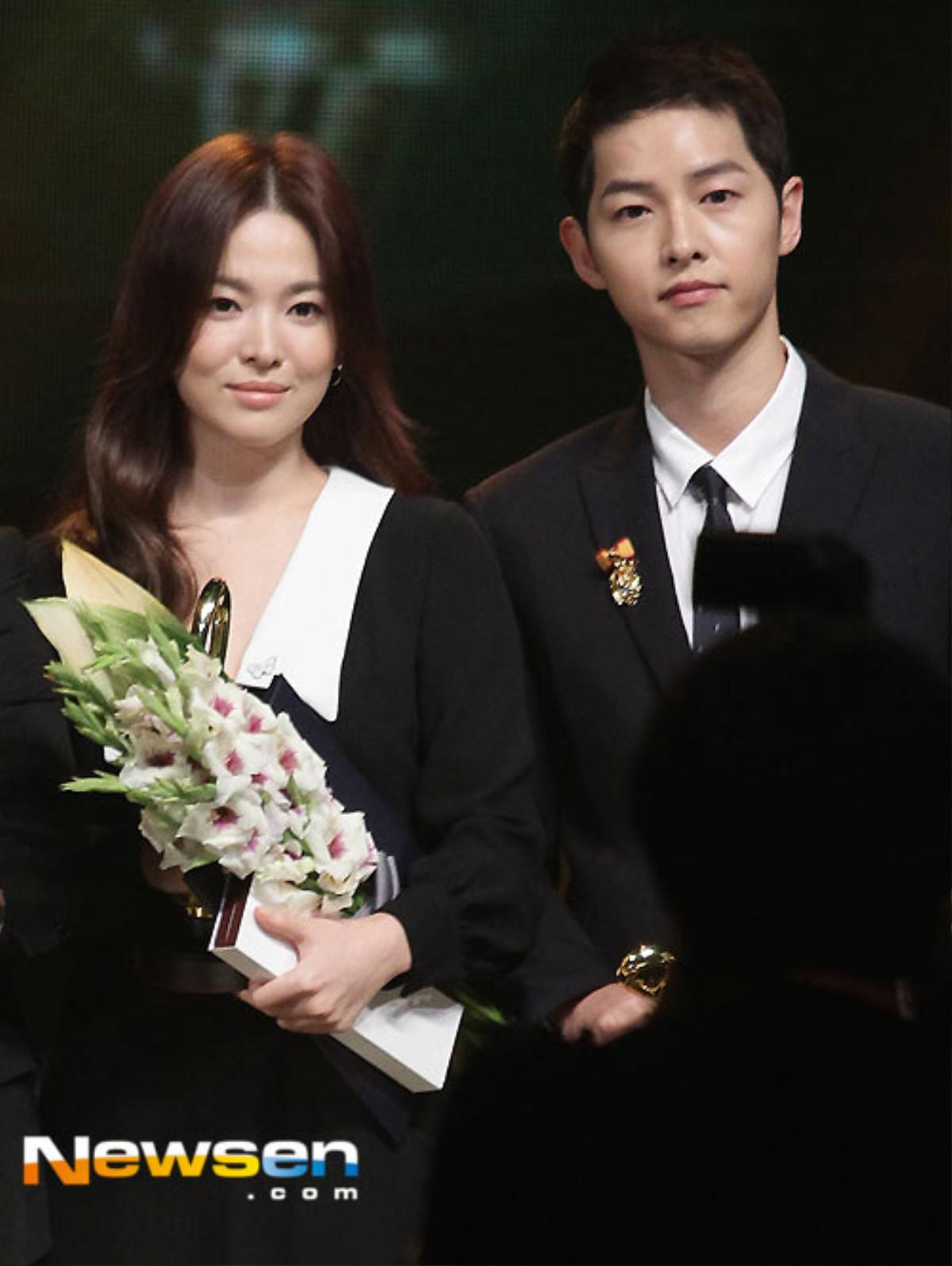 Song Joong Ki đã hạnh phúc bên tình mới, Song Hye Kyo lại được đẩy thuyền với nam thần U50 này Ảnh 2