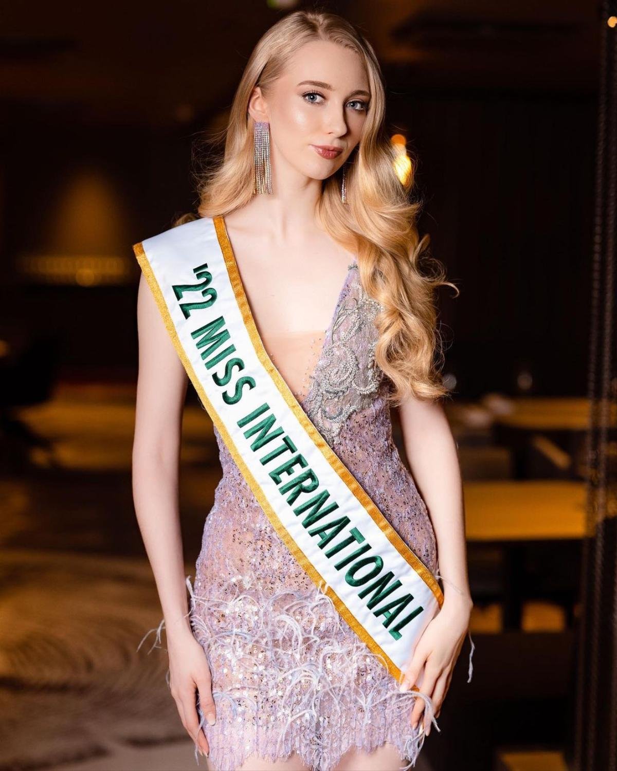 Cạn lời với phong cách trong quá khứ của đương kim Miss International: 'Búp bê sống' đâu rồi? Ảnh 6