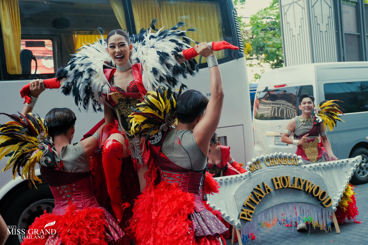 Bó tay với trang phục dân tộc 'thô thiển' của Miss Grand Thailand: Che thân bằng giấy? Ảnh 10