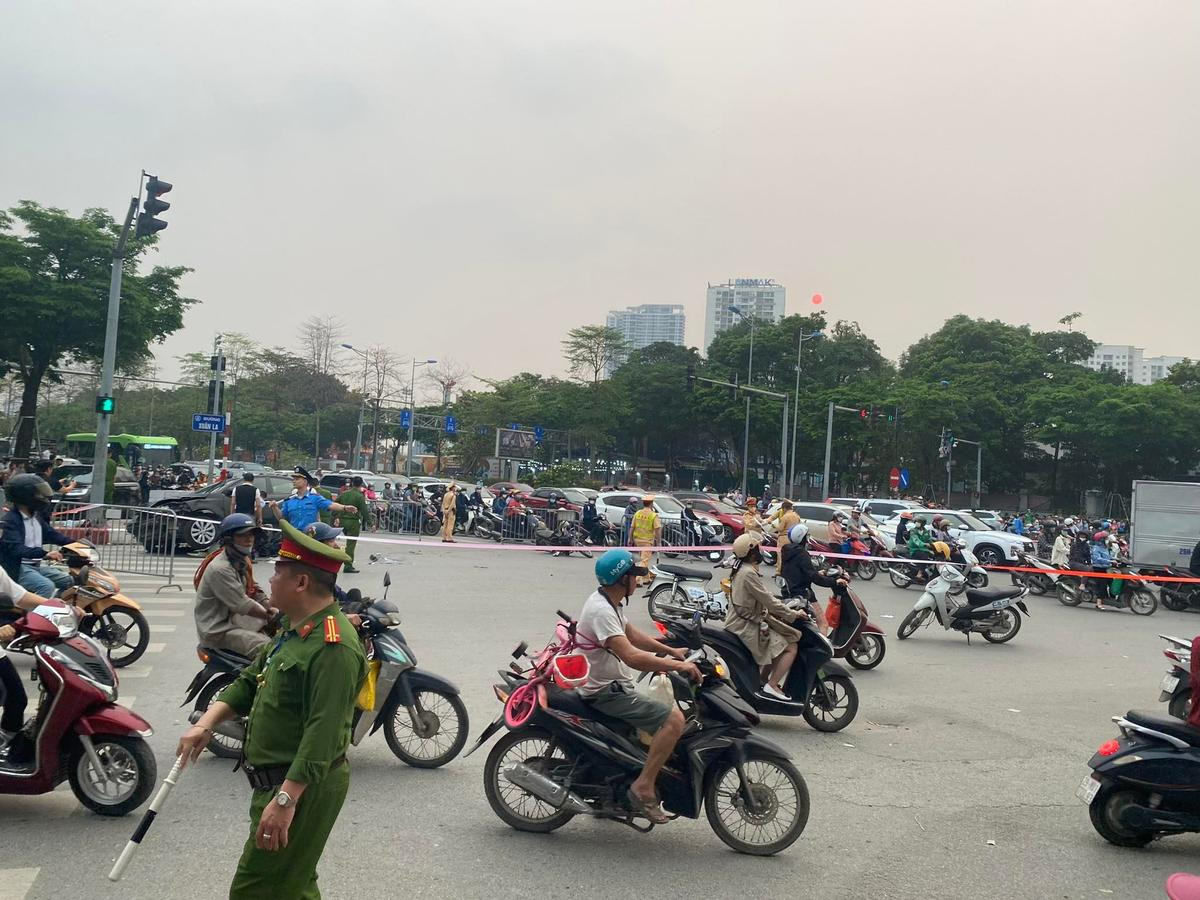 Đã có 22 người bị thương trong vụ xe ô tô đâm thẳng vào đoàn xe máy với tốc độ cao Ảnh 1