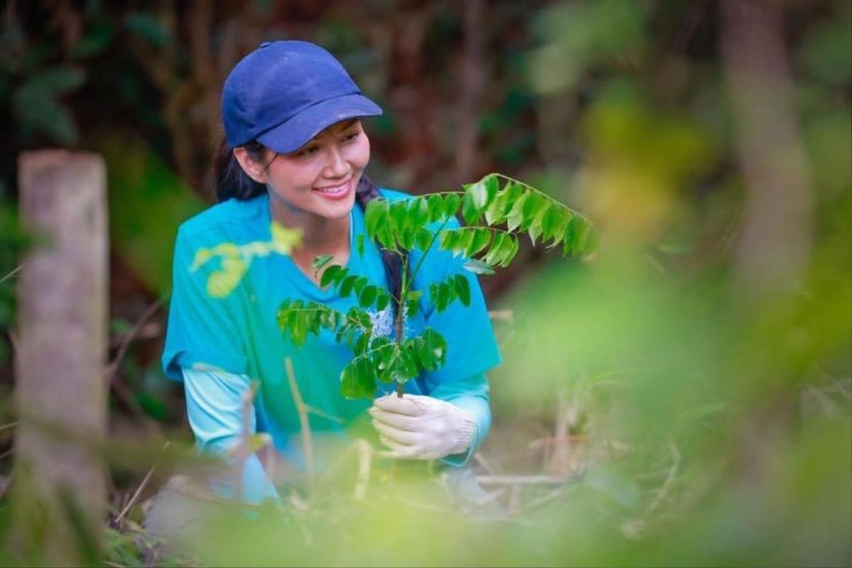 Bên cạnh đó, H'Hen Niê mỗi khi có thời gian rảnh đều chú tâm vào những hoạt động thiện nguyện và có ích cho xã hội