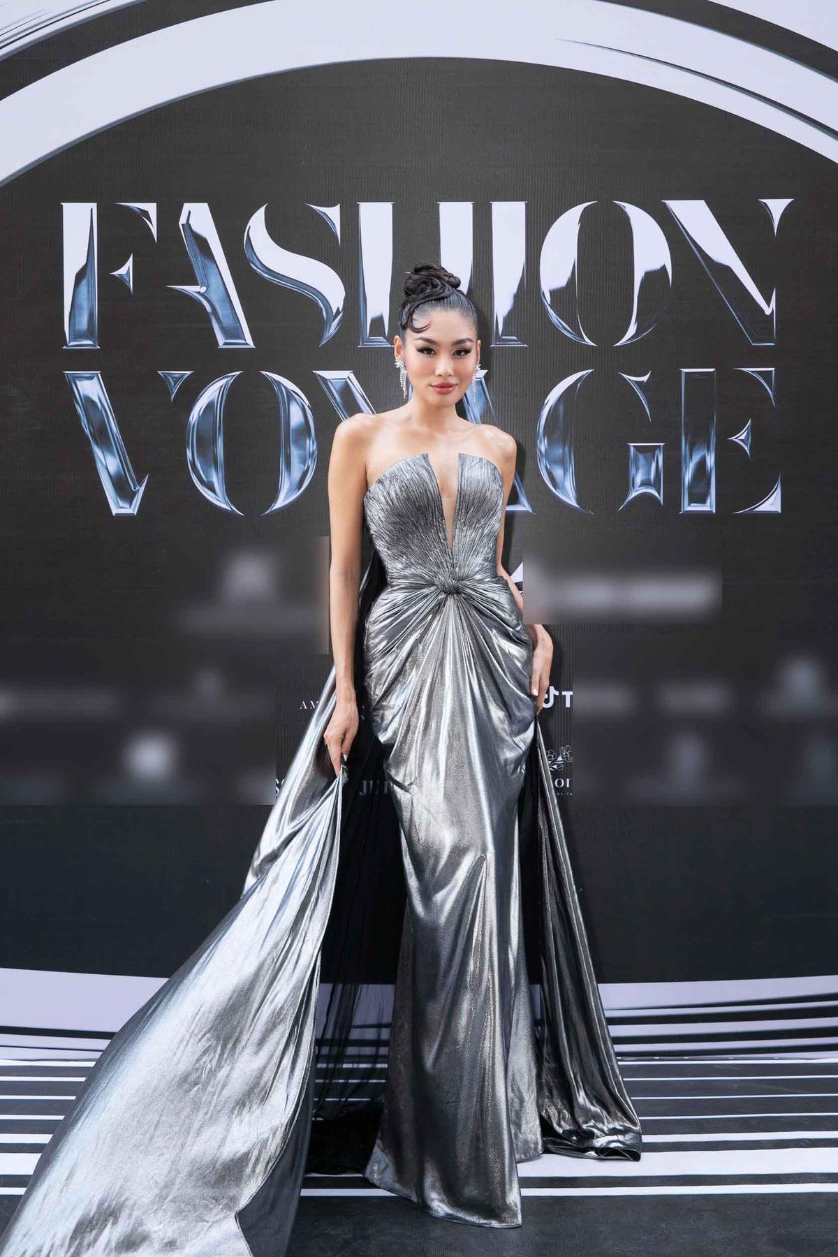 Dàn Hoa Á hậu 'đổ bộ' Fashion Voyage: Phương Nhi lộ eo thon, Ngọc Châu, Lương Thuỳ Linh body cực cháy Ảnh 3