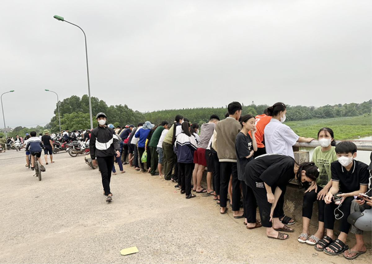 Náo loạn vùng quê bởi mảnh giấy 'con xin lỗi, con không ăn trộm' mà nam sinh lại trên thành cầu Ảnh 2