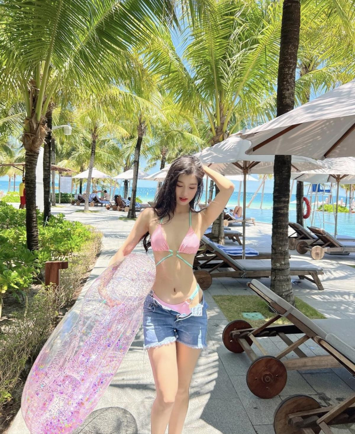 Dàn mỹ nhân diện bikini đón hè: Đỗ Hà khoe trọn cặp 'kiếm Nhật', một nàng hậu hiếm hoi lộ diện Ảnh 13