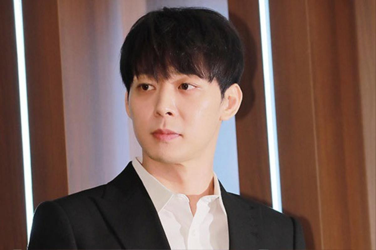 Park Yoo Chun xuất hiện với diện mạo khác lạ, có hành động gây chú ý về hình xăm vợ cũ trên tay Ảnh 3