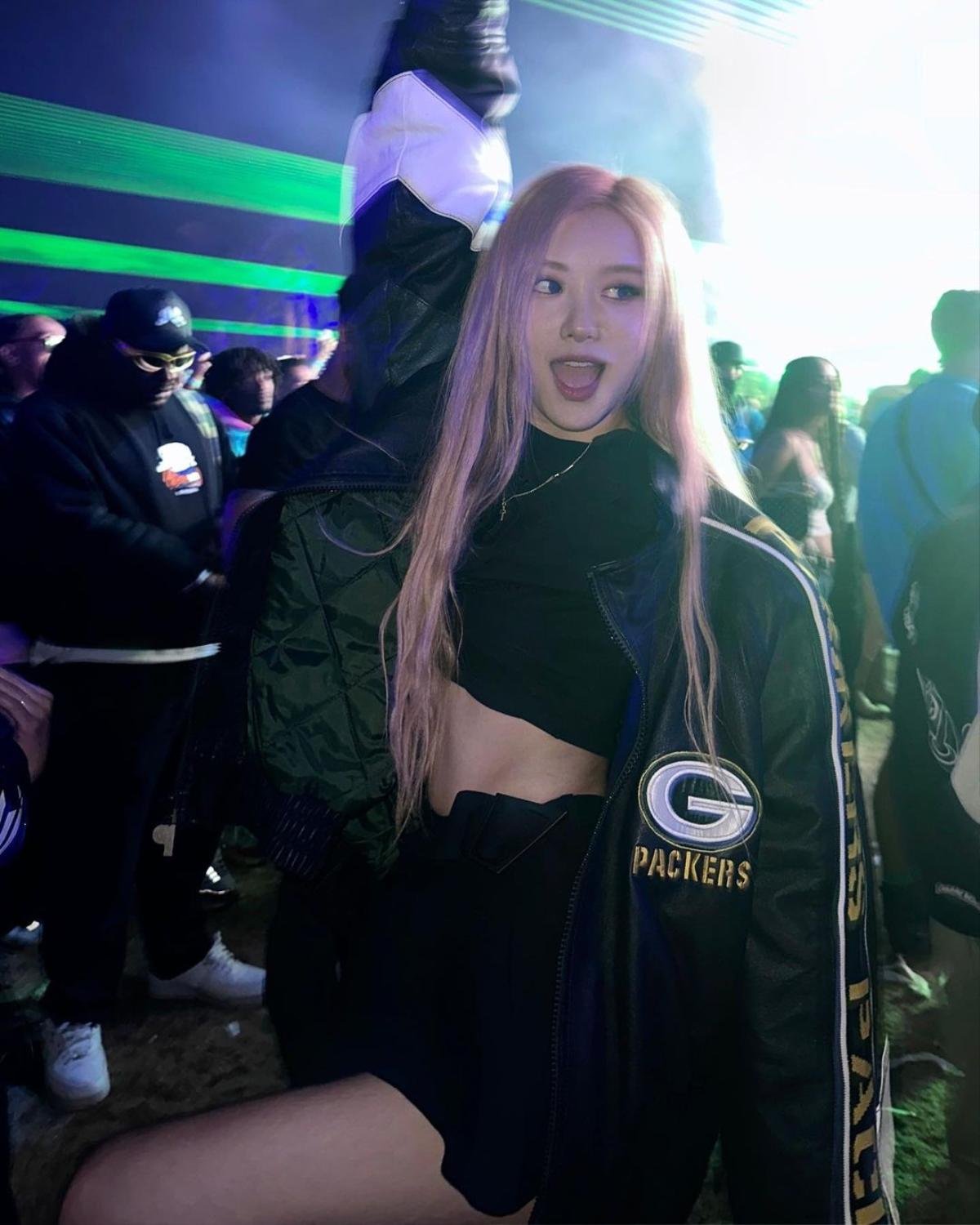 Rosé (Blackpink) khoe ảnh cười rạng rỡ, tíu tít bên chị em hậu tin đồn hẹn hò với đàn anh nổi tiếng Ảnh 1