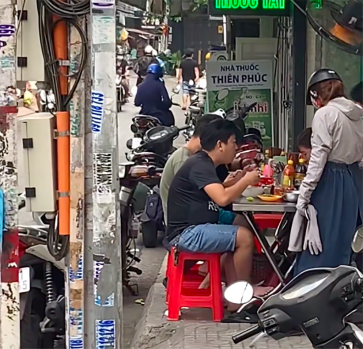 Trường Giang giản dị ngồi ăn vỉa hè sau khi đón tin vui lần hai: 'Hào quang rực rỡ là đây!' Ảnh 2