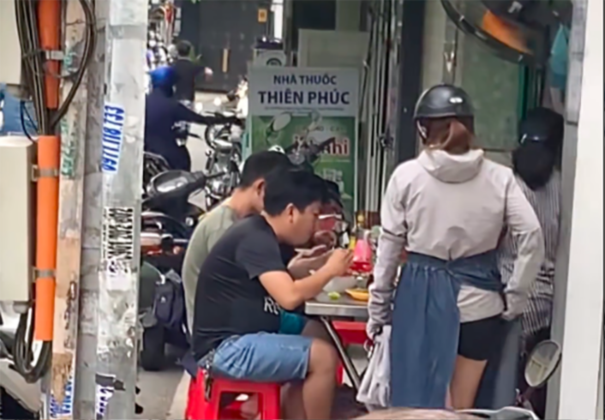 Trường Giang giản dị ngồi ăn vỉa hè sau khi đón tin vui lần hai: 'Hào quang rực rỡ là đây!' Ảnh 3