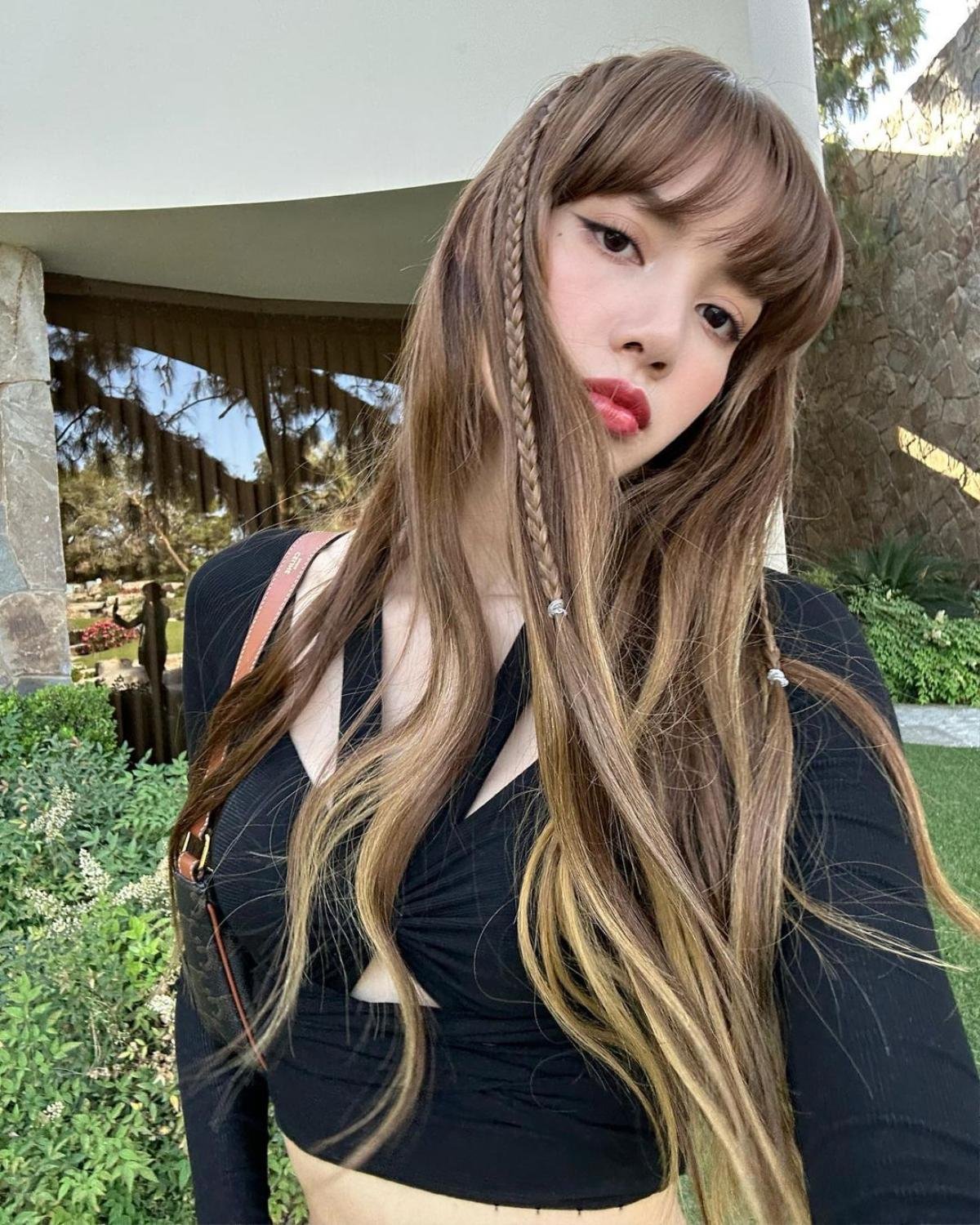 Lisa (Blackpink) gây 'sốt' khi gỡ bỏ tóc mái '10 tỷ' Ảnh 4