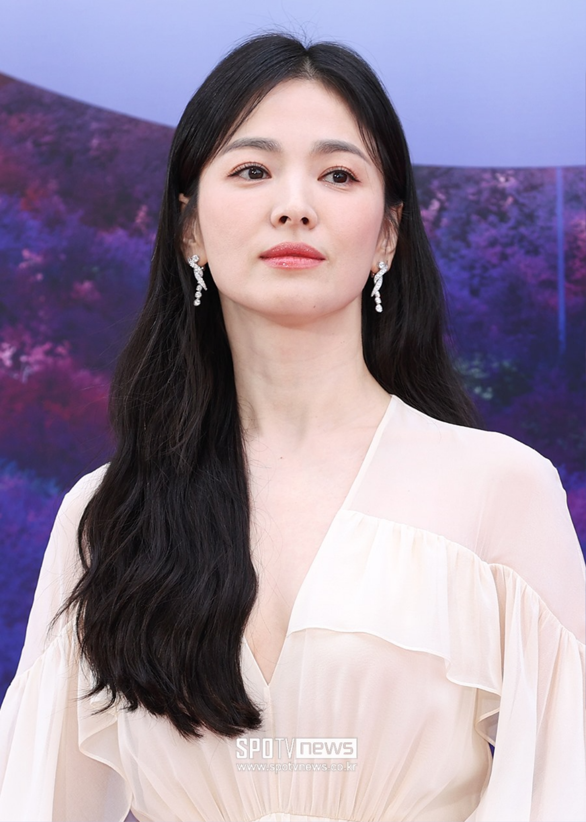 Song Hye Kyo đẹp tinh khôi trên thảm đỏ Baeksang 2023, netizen kiểu: Chỉ biết ước! Ảnh 4