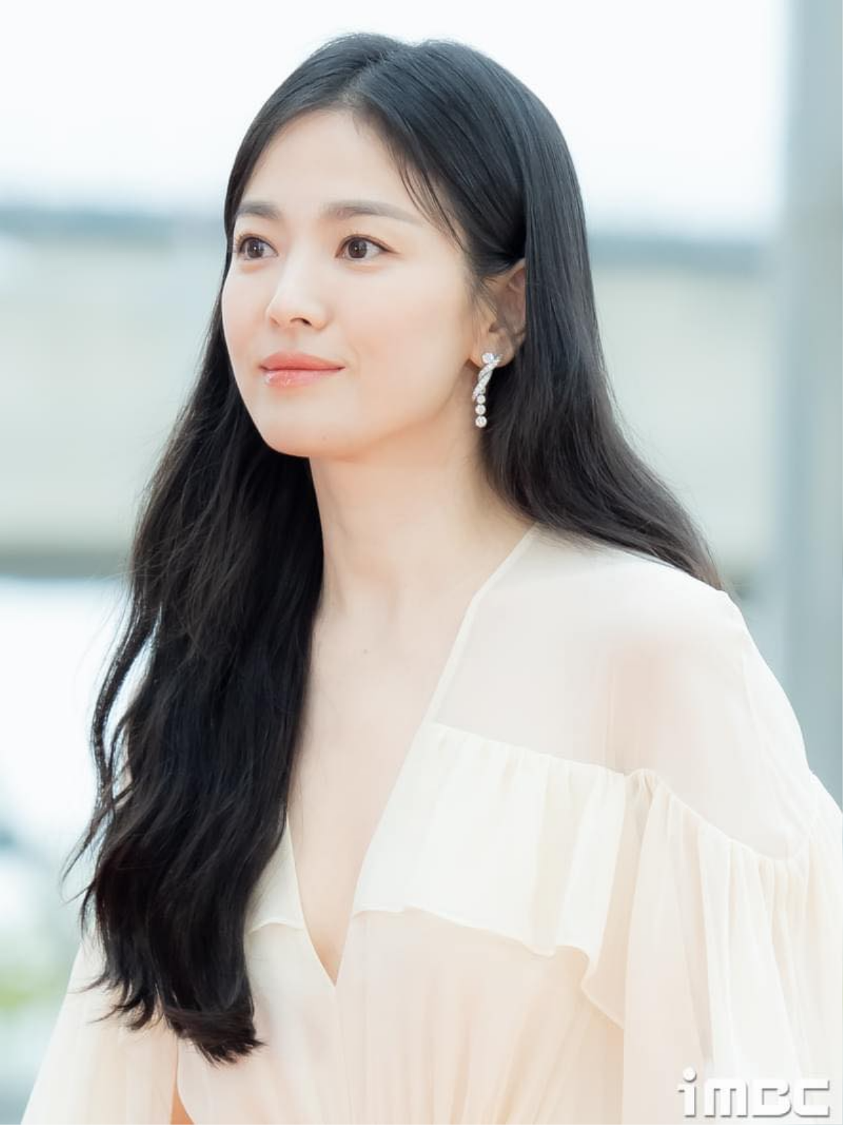 Song Hye Kyo đẹp tinh khôi trên thảm đỏ Baeksang 2023, netizen kiểu: Chỉ biết ước! Ảnh 2