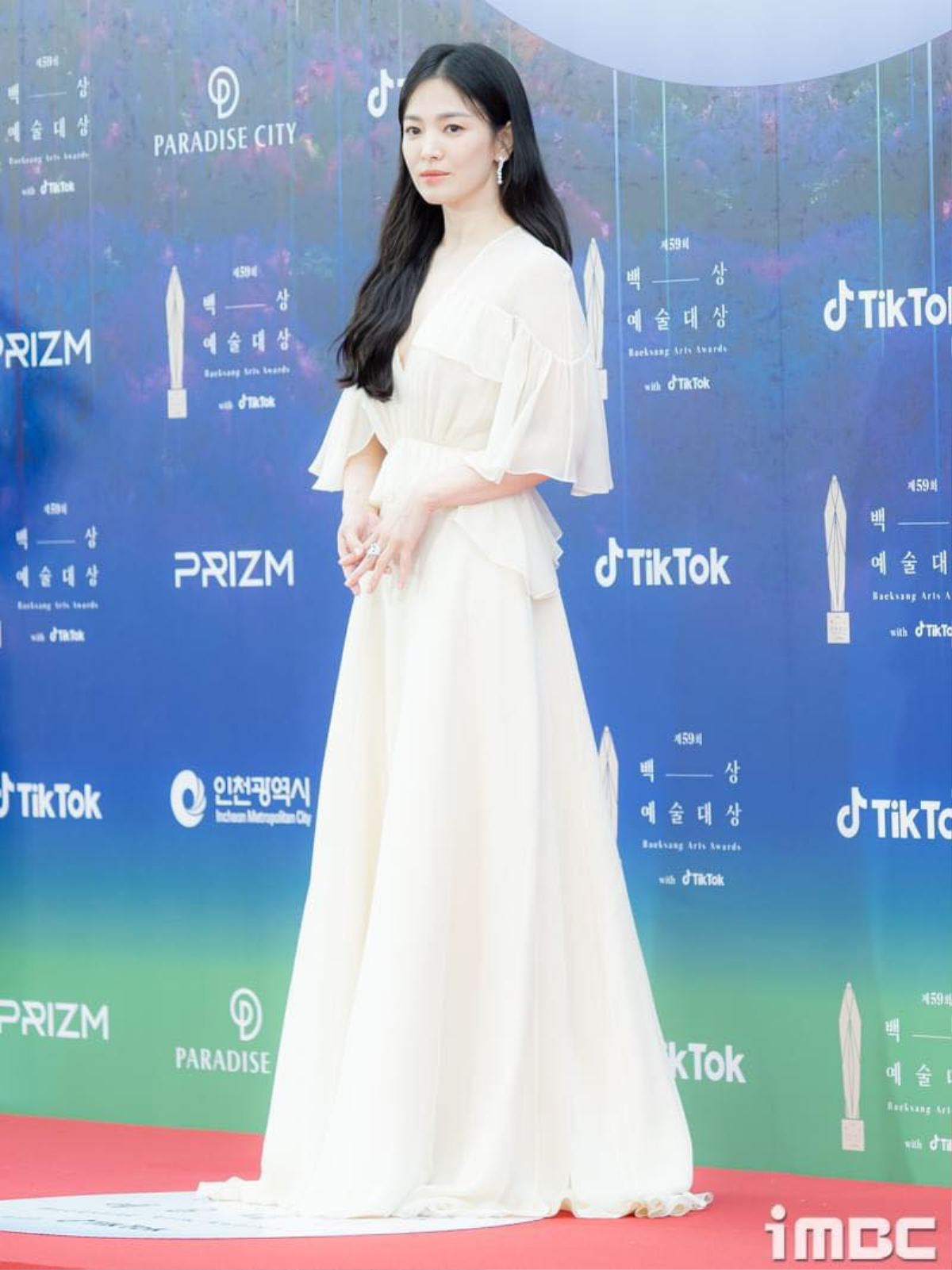 Song Hye Kyo đẹp tinh khôi trên thảm đỏ Baeksang 2023, netizen kiểu: Chỉ biết ước! Ảnh 3