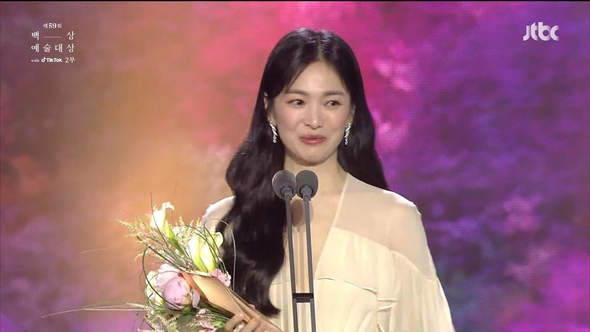 Song Hye Kyo bất ngờ bày tỏ tình cảm với một đồng nghiệp ngay tại Baeksang 2023 Ảnh 5