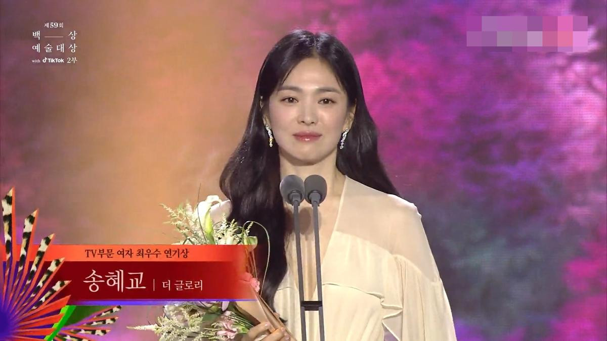 Song Hye Kyo bất ngờ bày tỏ tình cảm với một đồng nghiệp ngay tại Baeksang 2023 Ảnh 2