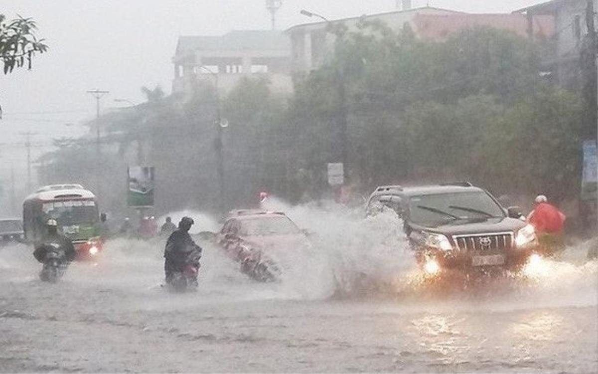 Hà Nội mưa lớn ngày 29/4: Những người nán lại để 'hôm nay về cho đỡ kẹt xe' chỉ biết khóc ròng Ảnh 1