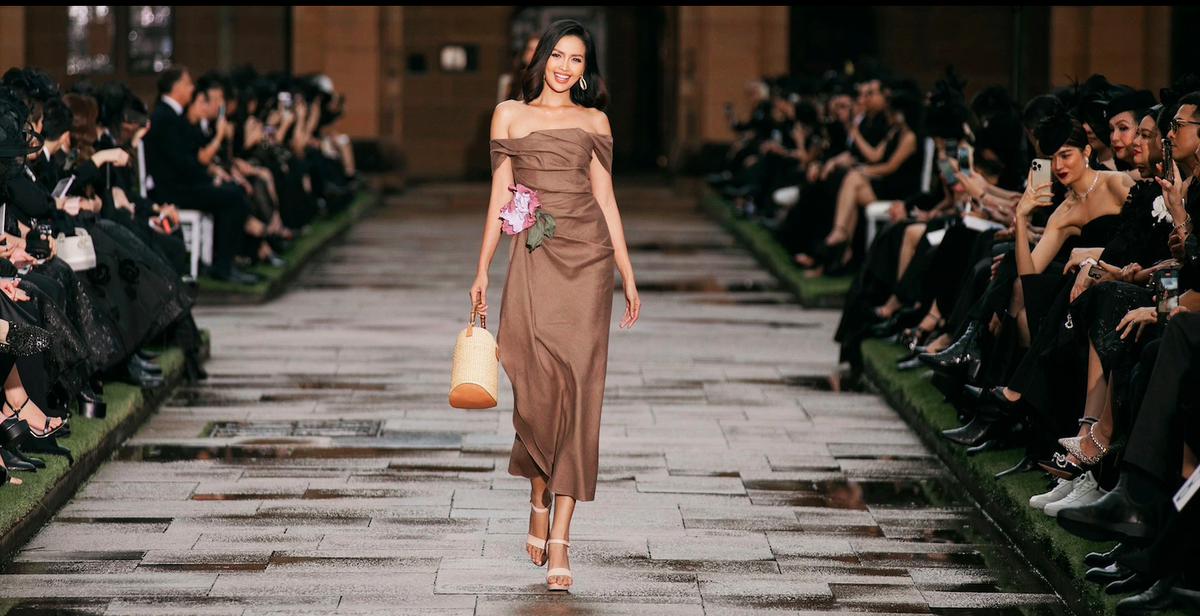 Nhà thiết kế nói gì về việc Hoa hậu Ngọc Châu cười khi catwalk? Ảnh 2