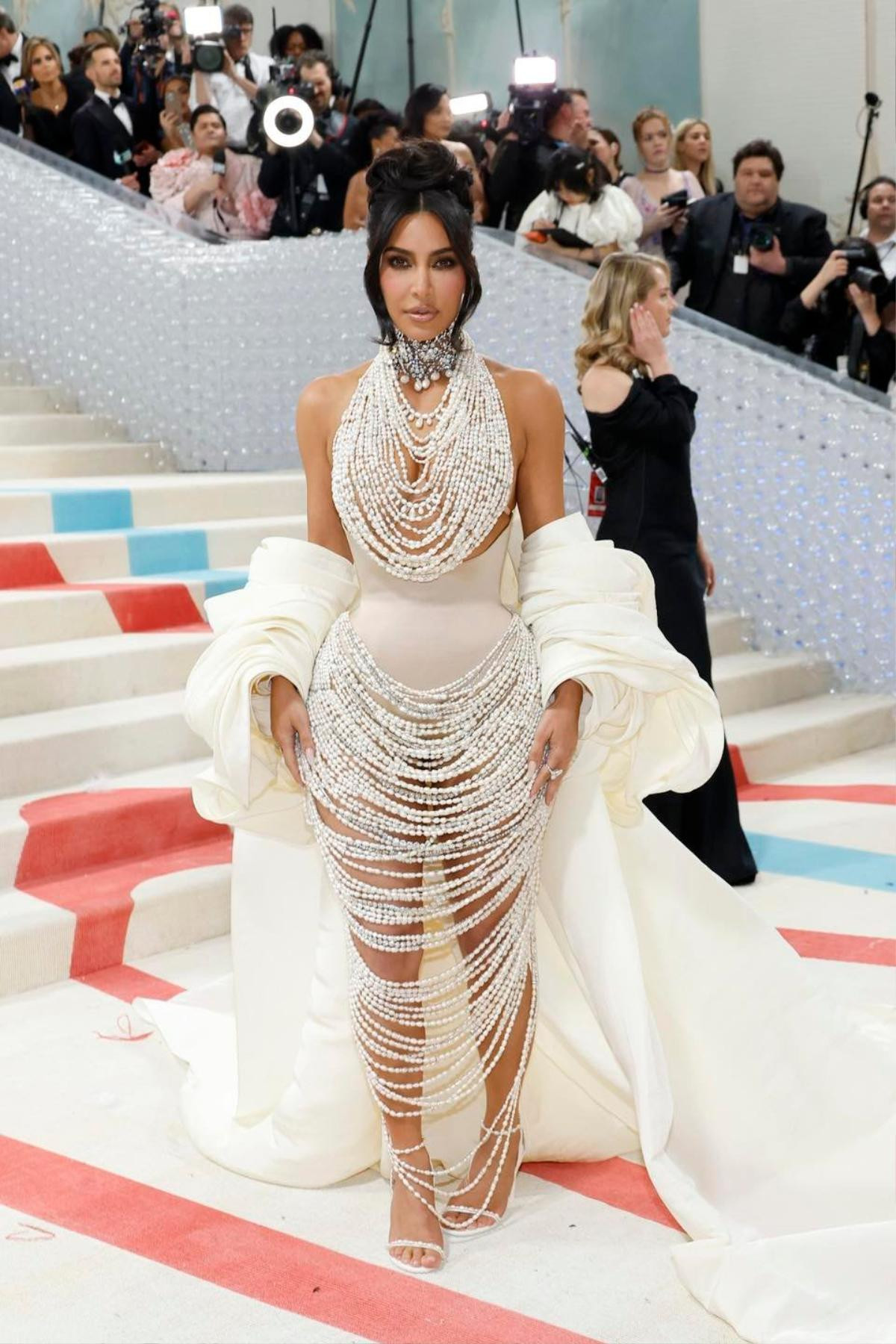 Gia đình Kardashian-Jenner 'đại náo': Kendall Jenner diện tay áo chạm sàn 'quẹt sạch' thảm đỏ Met Gala Ảnh 1