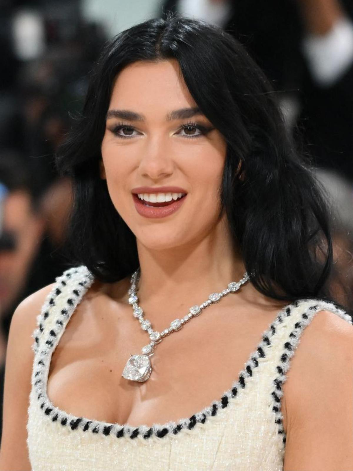 Câu chuyện đằng sau chiếc vòng cổ trị giá hàng chục triệu đô của Dua Lipa trên thảm đỏ Met Gala 2023 Ảnh 2