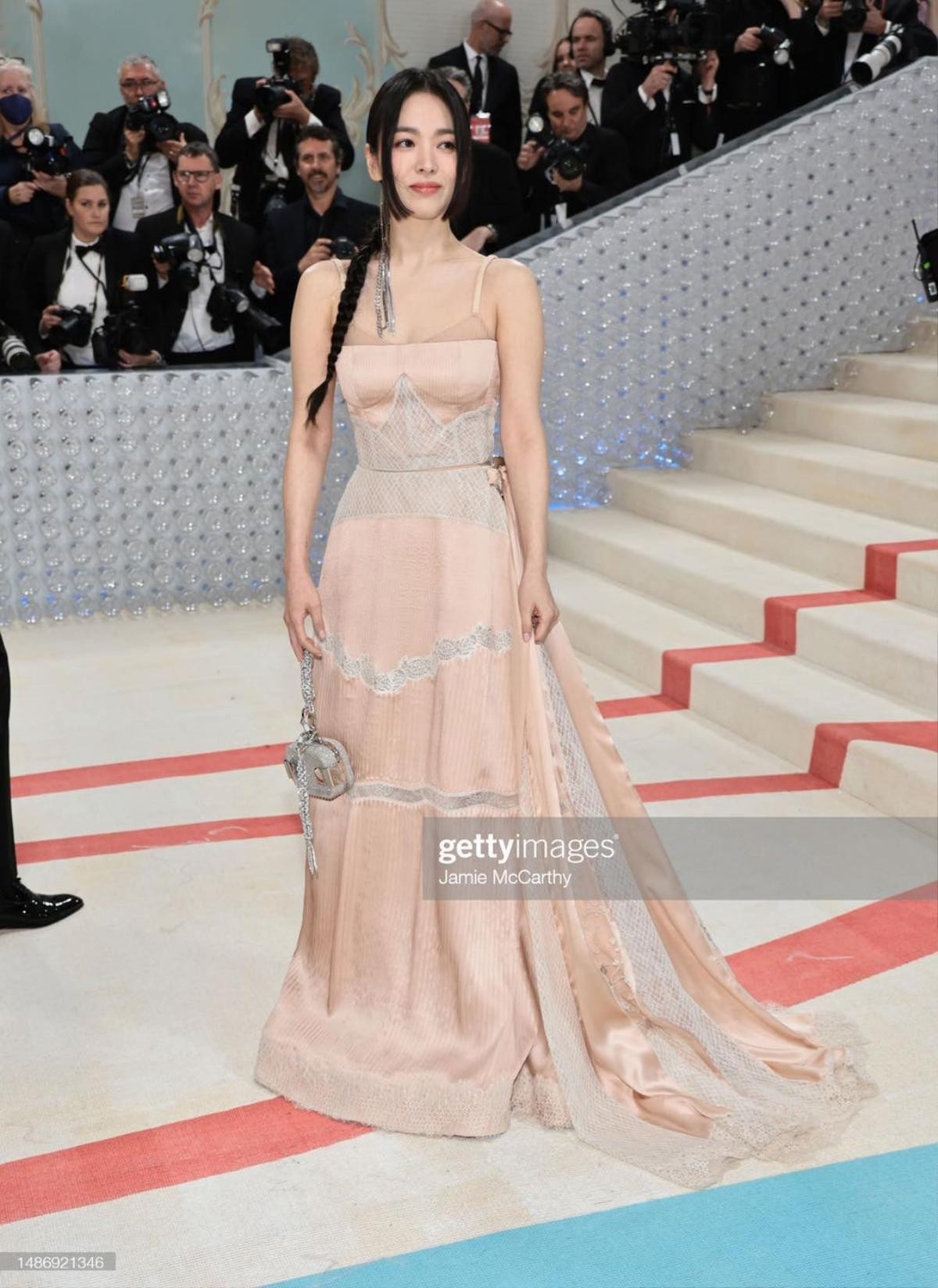 Lần đầu tham dự Met Gala, Jennie (BLACKPINK) thắng 'áp đảo' ở chi tiết này Ảnh 4