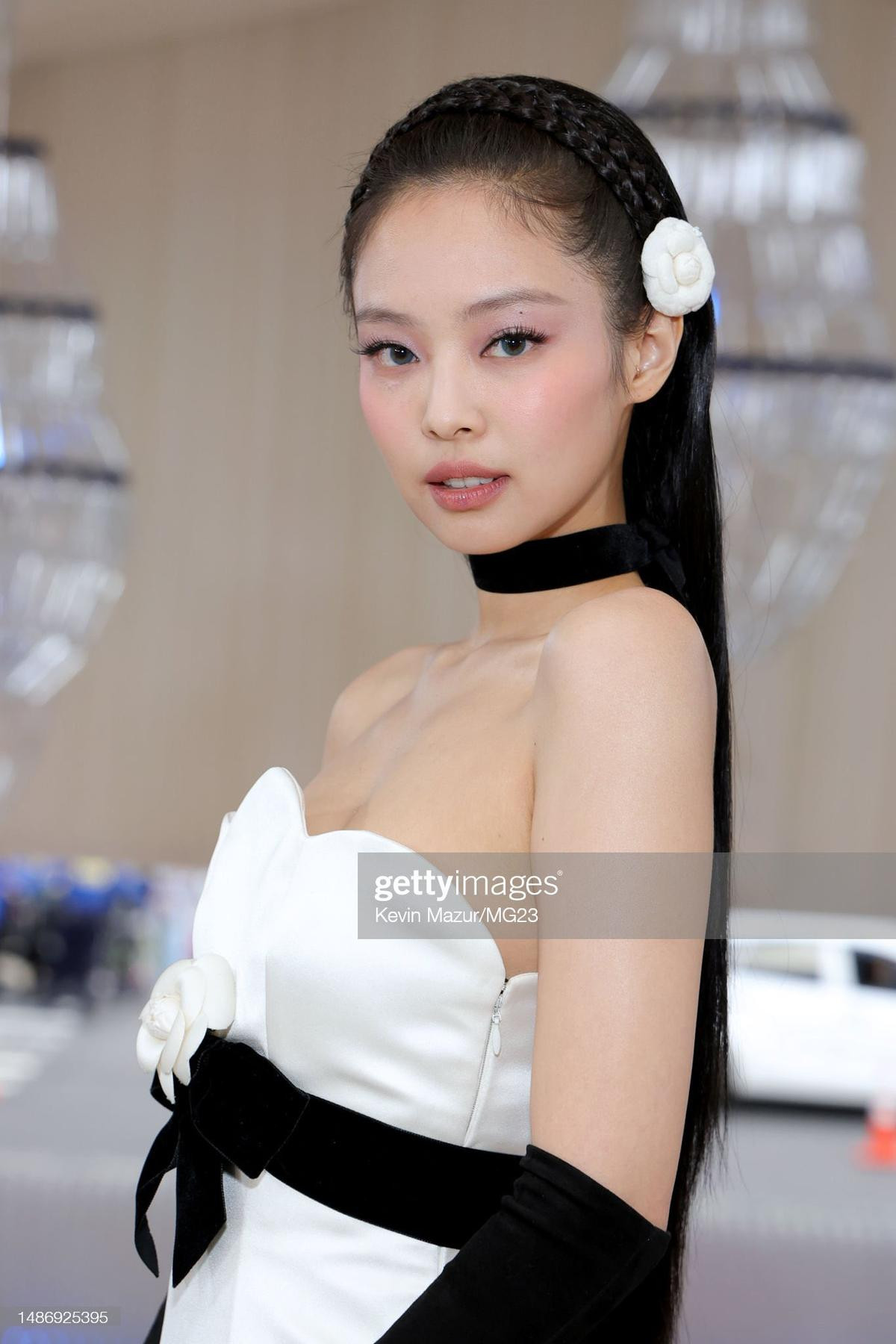 Lần đầu tham dự Met Gala, Jennie (BLACKPINK) thắng 'áp đảo' ở chi tiết này Ảnh 1