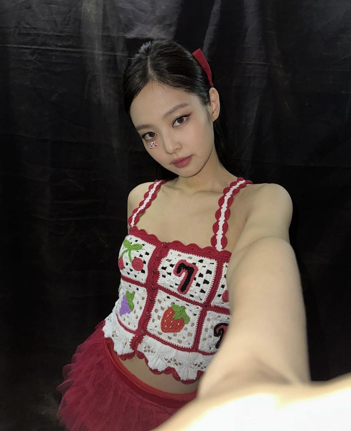 Jennie (BlackPink) và những kiểu trang điểm 'gây sốt', bước đến đâu cũng như phát sáng cực ấn tượng Ảnh 6