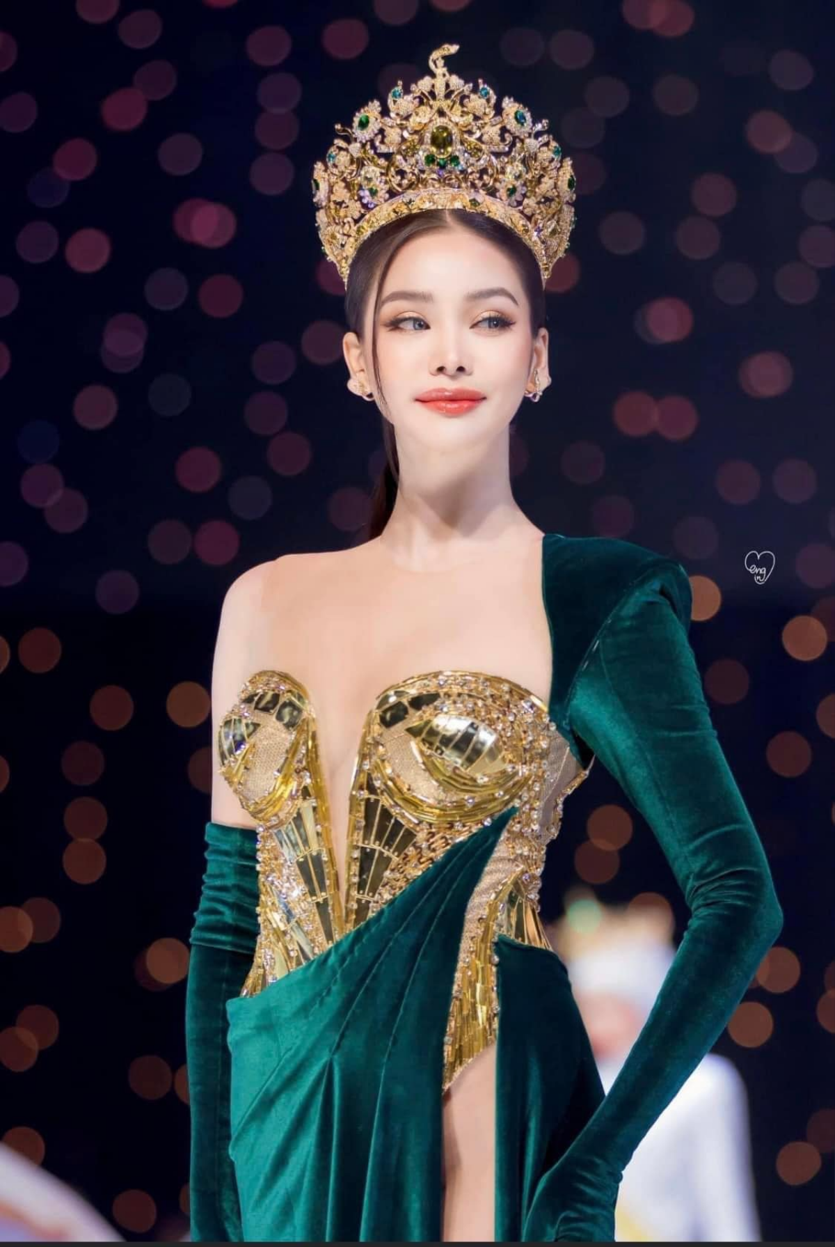 Miss Grand Myanmar 2023 diện lại 'chiếc đầm thị phi' của Engfa Waraha, nhưng có đi vào 'vết xe đổ'? Ảnh 3