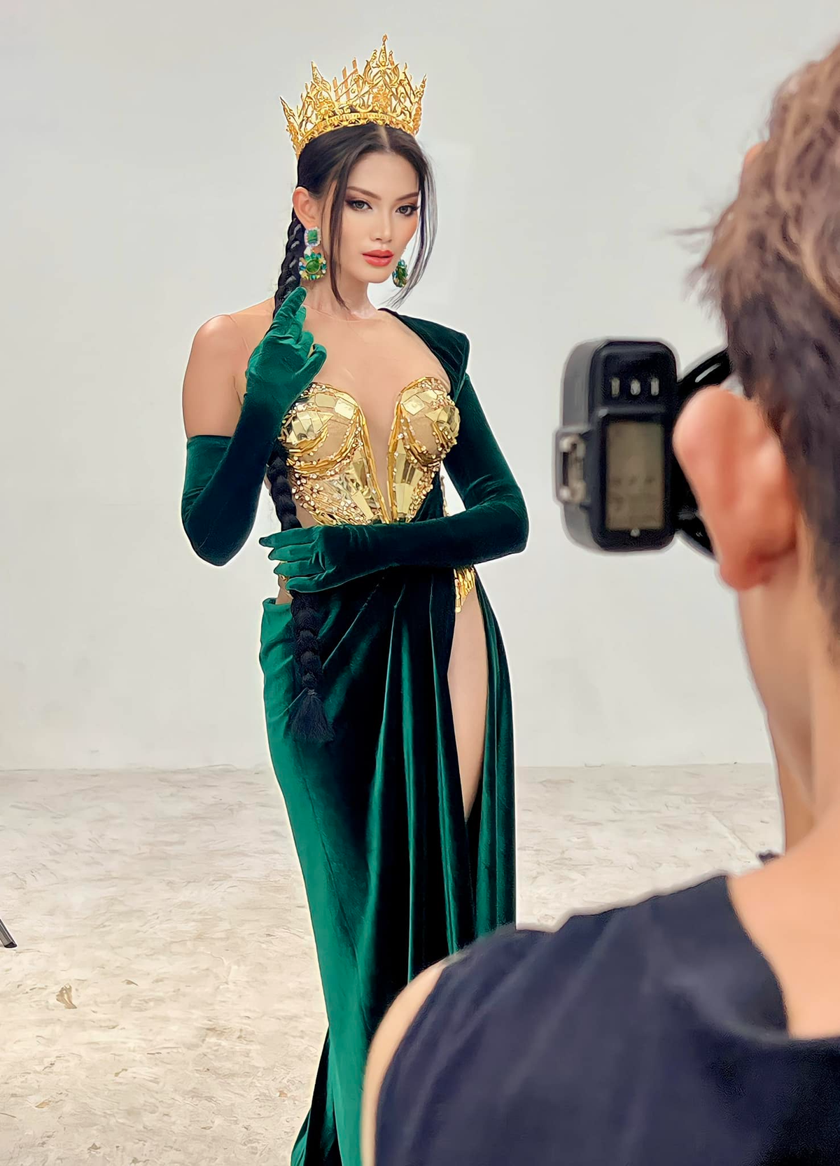 Miss Grand Myanmar 2023 diện lại 'chiếc đầm thị phi' của Engfa Waraha, nhưng có đi vào 'vết xe đổ'? Ảnh 2