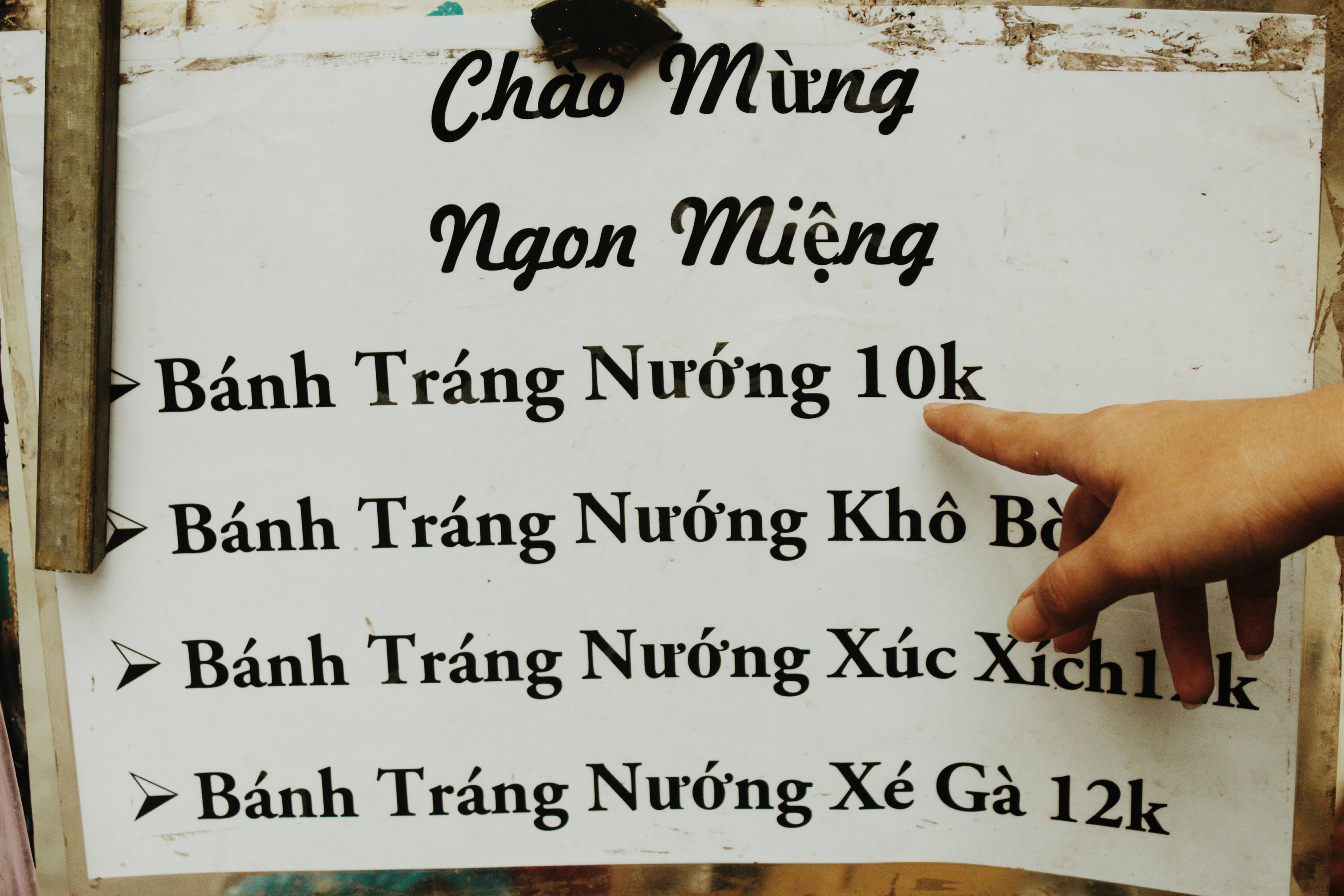 Người đàn ông câm điếc bán bánh tráng nướng và lòng tốt 'biếu không' từ những người dưng