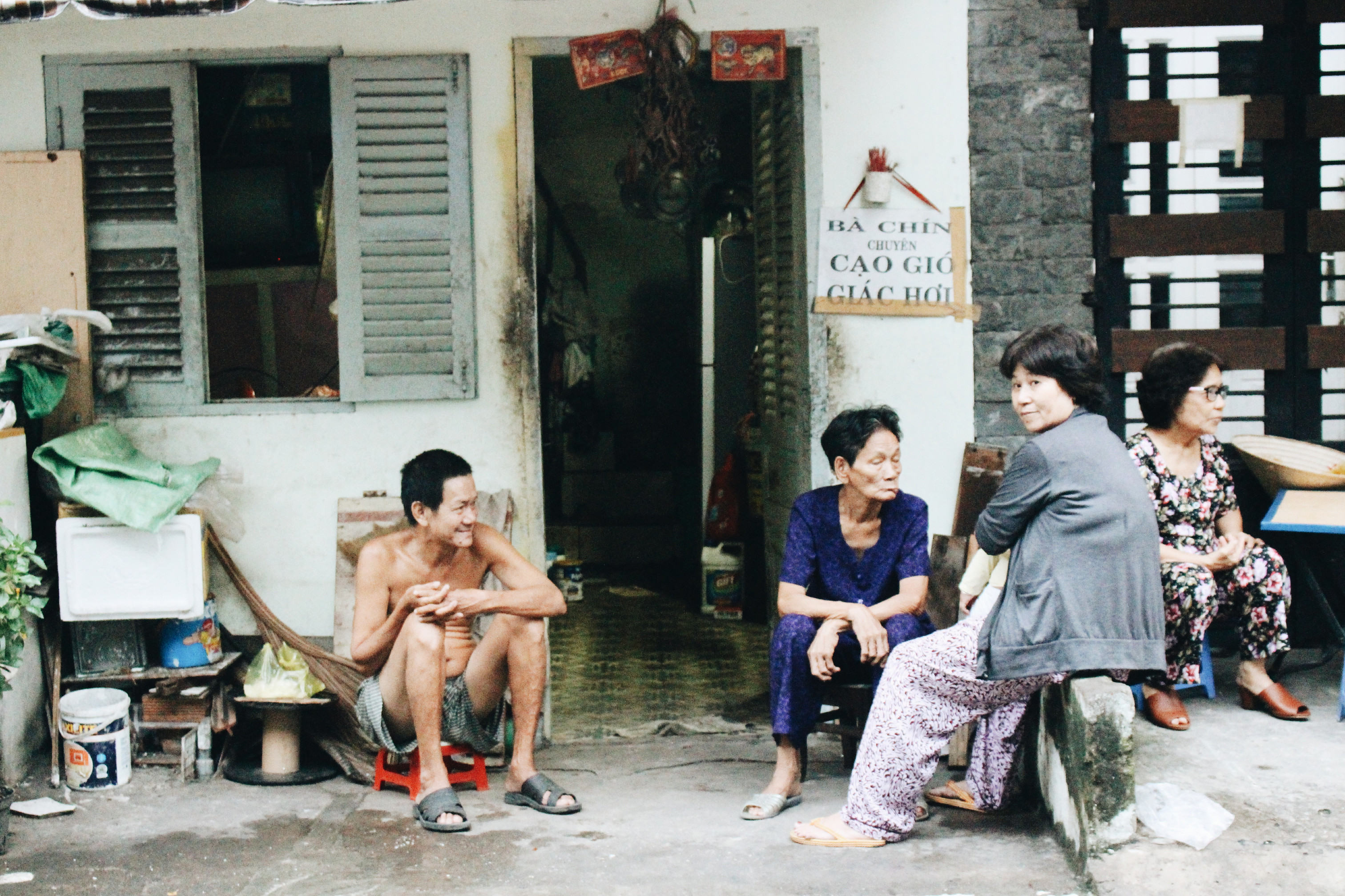Người đàn ông câm điếc bán bánh tráng nướng và lòng tốt 'biếu không' từ những người dưng