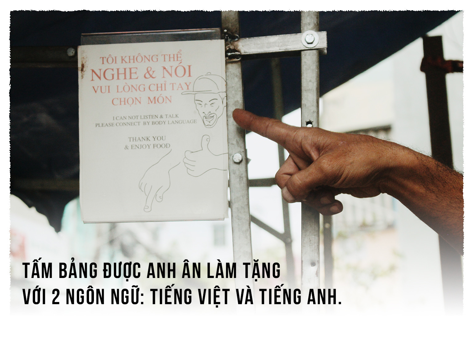Người đàn ông câm điếc bán bánh tráng nướng và lòng tốt 'biếu không' từ những người dưng