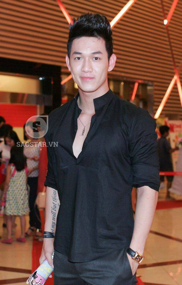 Song Luân, Châu Minh Chí cực điển trai đi xem 'Sui gia đại chiến 2' Ảnh 2