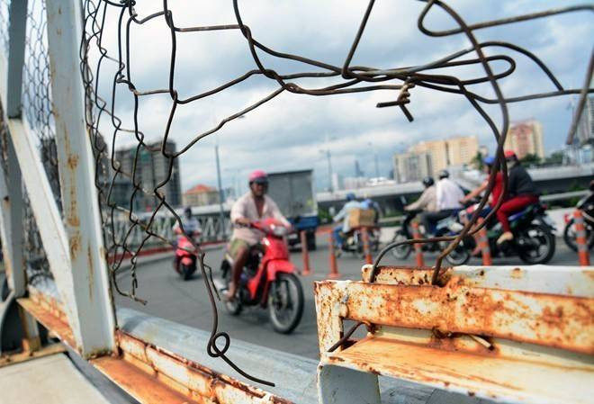 Lưới B40 ngăn người văng khỏi cầu hình chữ C ở Sài Gòn Ảnh 2